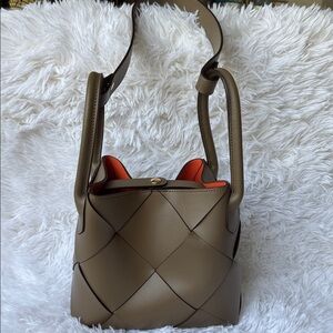 Elegant Tan Woven Shoulder Bag